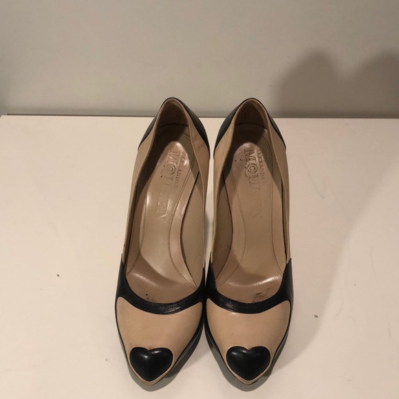 Alexander McQueen Nude Black Heart Toe Pumps - Picture 5 of 6